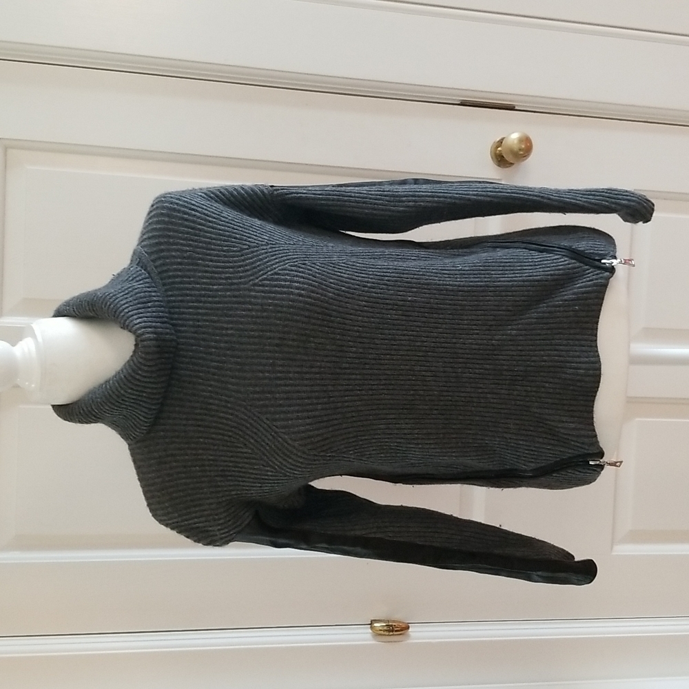 Milly of New York  Gray longsleeved turtleneck sweater size Petite